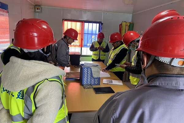 圖片二:集團公司領(lǐng)導(dǎo)對現(xiàn)場施工資料進行檢查.jpg 圖片二:集團公司領(lǐng)導(dǎo)對現(xiàn)場施工資料進行檢查.jpg