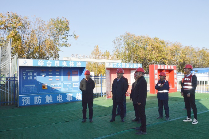 2祝總一行參觀安全體驗區(qū) - 副本.jpg